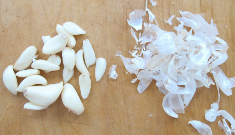 Sarımsakların kabuklarını çöpe gönderenlerdenseniz artık iki kere düşüneceksiniz.