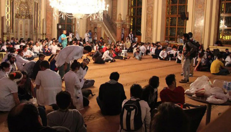 Yalanlanan “Camide içki içtiler”den sonra Yeni Şafak yazarı ortaya yeni bir iddia attı 'Camideki haçlılar'