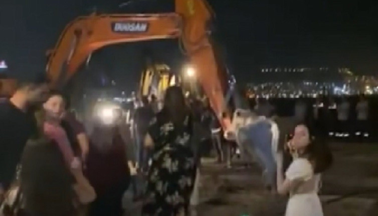 İzmir'de ilginç görüntüler: Yıkım ekibi ve polis geldi, düğün yarıda kaldı