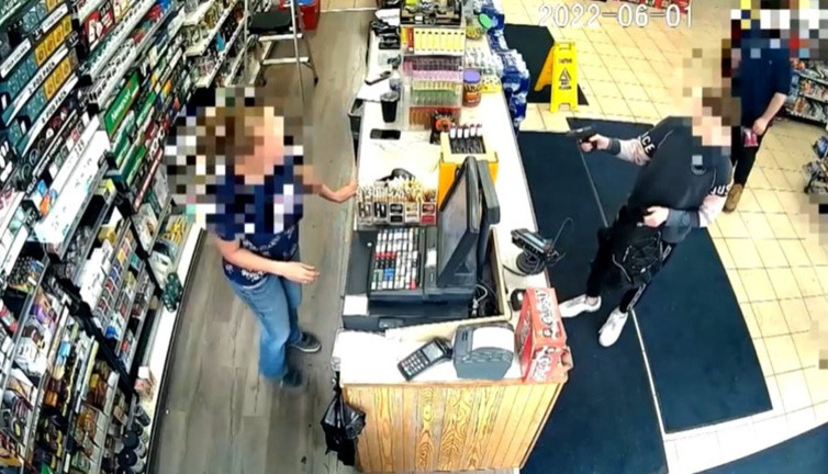 12 yaşındaki çocuktan benzin istasyonunda silahlı soygun. Kasiyer kendisini ciddiye almayınca ateş etti. Çaldığı paralar ile ne yapacağını duyanlar kulaklarına inanamadı