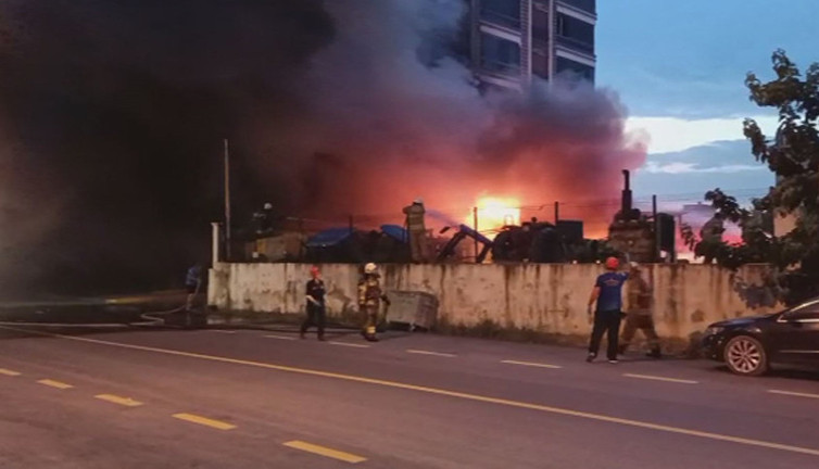 İzmir’de akaryakıt istasyonu yakınında yangın