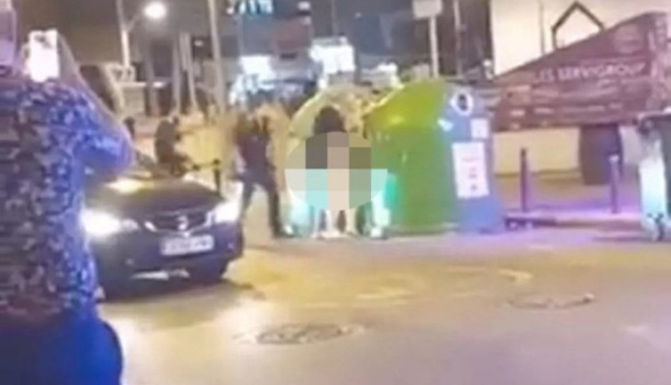 Sokak ortasında kimseye aldırmadan ilişkiye girdiler. Sonunda polisten jopu yediler