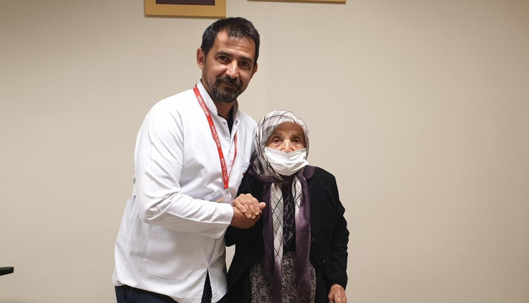 92 yaşında karnındaki 15 cm kitleden kurtuldu