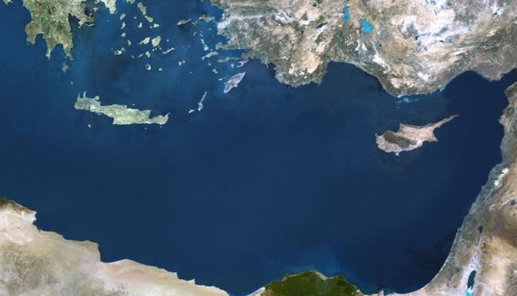 Telsizler cayır cayır bağırıyor. Sivil küçük tekneler gökyüzünde ve denizin üzerinde neler oluyor diye bakıyor