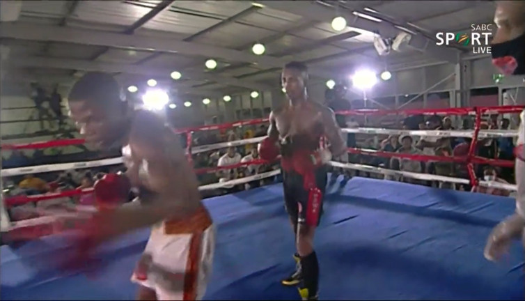 Dayak yiyen boksör kendini kaybedince hayalet rakibiyle dövüşmeye başladı