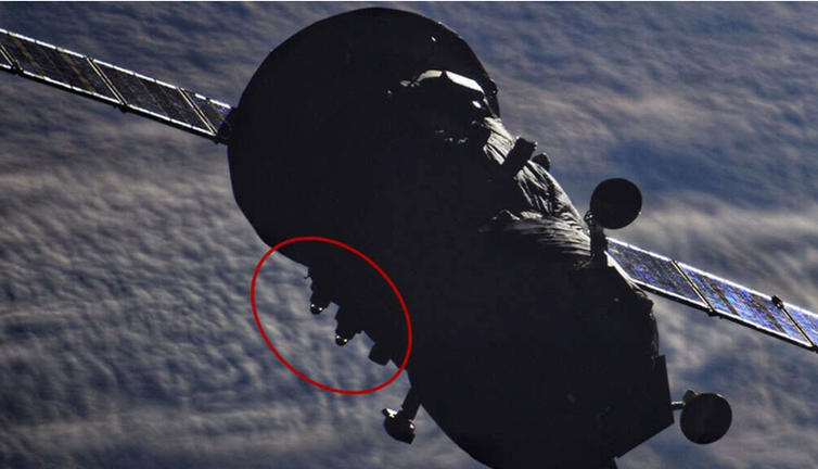 Uzayda gizemli gözler. Sessizce astronotları izliyorlar. Bu gözler kime ait