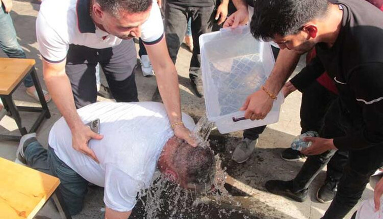 Adana’da bayıltan tost yeme yarışması. Ayıltmak için su döktüler