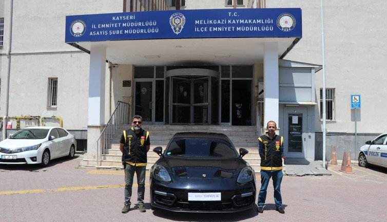 Çalıntı kaydı bulunan Porsche marka otomobil yakalandı