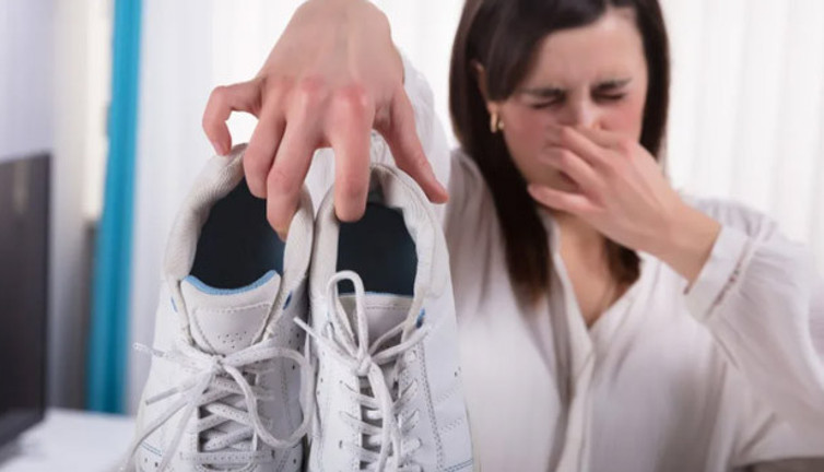 Mucize yöntem. Yazın korkulu rüyası haline gelen ayak kokusu derdine son