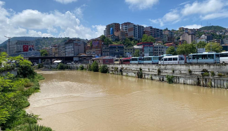 Dereler sarı sarı akıyor