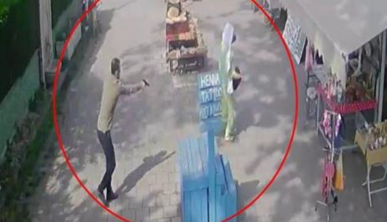 Karısı yerine başka kadını vurdu