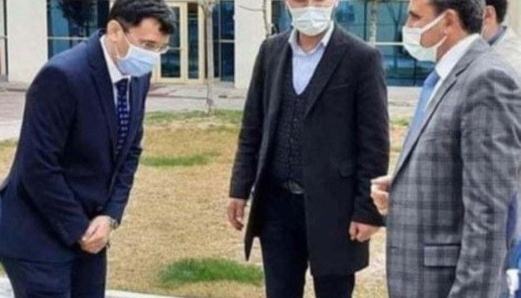 AKP'li vekil karşısında eğilen başhekim istifa etti, o fotoğraf yeniden gündem oldu