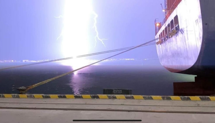 Gecenin karanlığını şimşekler aydınlattı. Kırmızı alarm verildi