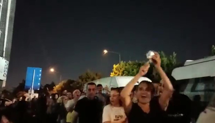 Okmeydanı'nda halk sokağa çıkıp AKP'li başkanı istifaya çağırdı. Evlerinden zorla tahliye edilmek istendiler