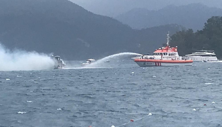 Lüks yat cayır cayır yandı