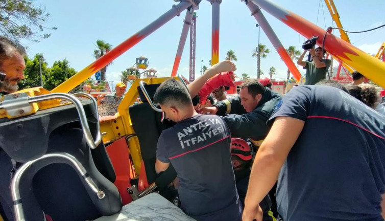 Lunaparkta salıncak yerinden koptu. 3 çocuk yaralandı