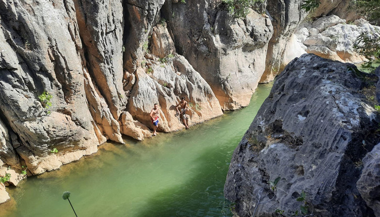 Sinek Çayı'nda mahsur kalan çocuk kurtarıldı
