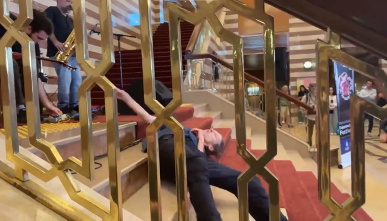 Ali İhsan Varol mahallenin delisine benzetti. Belediye Uluslararası Doğaçlama Dans Festivali düzenledi