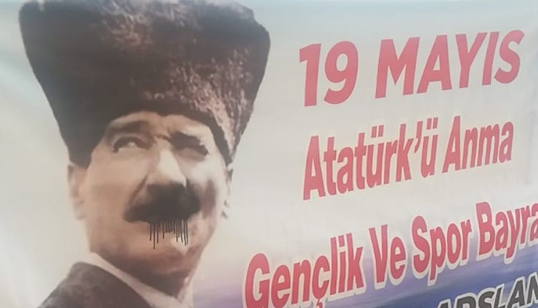 Muhtarın pankartlarındaki Atatürk'e bakın ne yaptılar