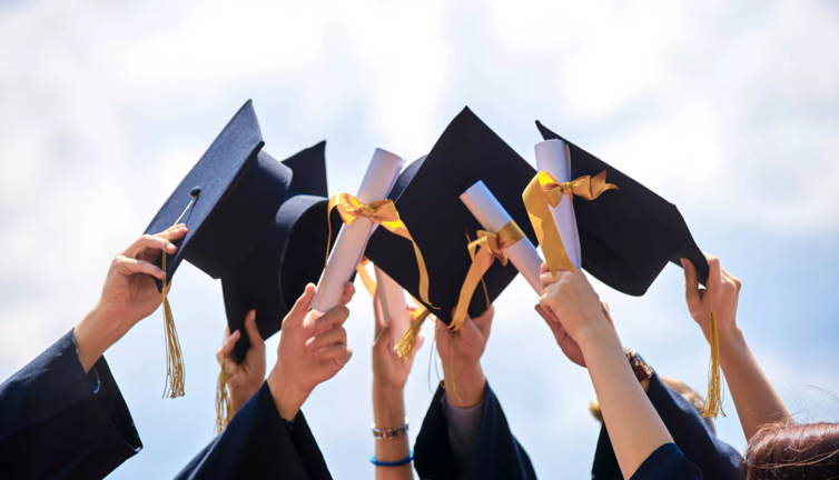 Üniversite mezunları diplomalarını yeterli bulmuyor. Bilgiler eriyor