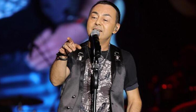 Serdar Ortaç sahnede yürekleri ağza getirdi! Bir anda yere yığıldı