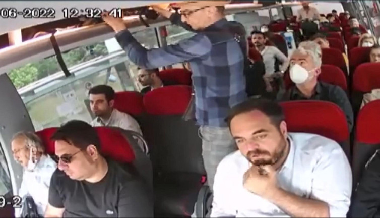 Havalimanı servis aracında müthiş hırsızlık. Uçaktan iner inmez takibe aldı. Kameraya yakalandı