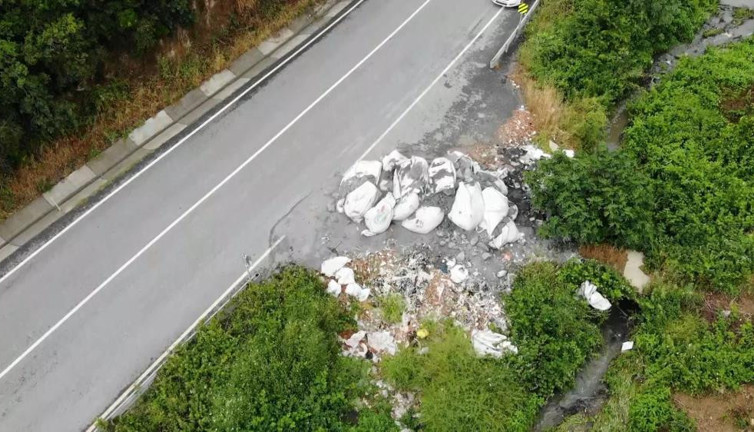Arnavutköy'e atılan 20 çuvalın içindeki madde havaya duman saldı kokudan kimse yaklaşamadı akan dere köpürdükçe köpürdü