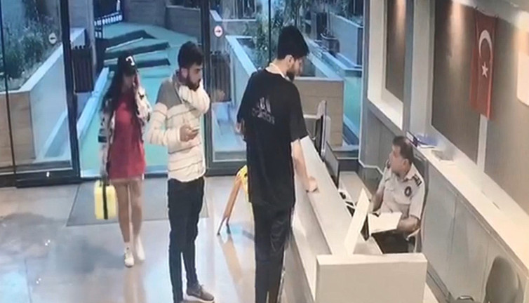 Mini etekli hırsızı bacağındaki detay yakalattı! Lüks rezidanstan 500 bin lira ve ziynet eşyası çalmışlardı…