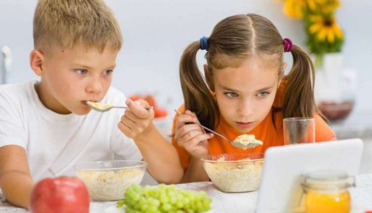 Uzmanı uyardı. Çocuklarınız yemek yerken sakın bunları yapmayın