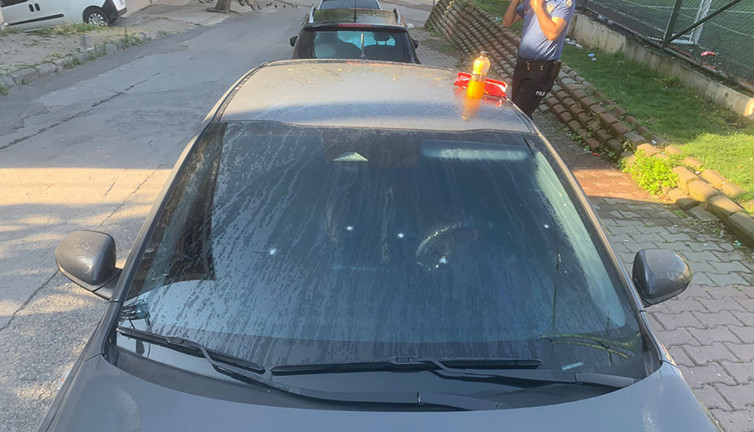 Evinin önüne park ettiği otomobili kurşunlandı