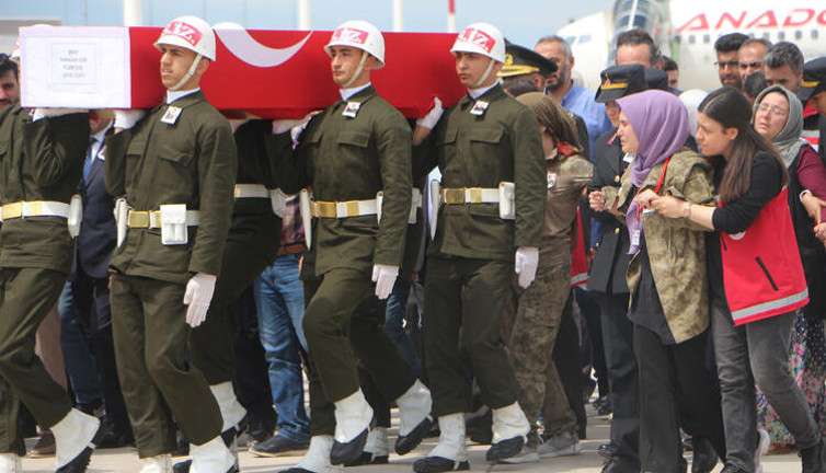 Şehit Ramazan Gök’ün cenazesinde yürek yakan sözler. Nişanlısı: Böyle mi gelecektin? Nikahımıza sayılı günler kalmıştı…