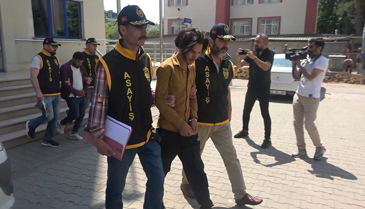 Kendilerini polis olarak tanıtan 2 dolandırıcı tutuklandı