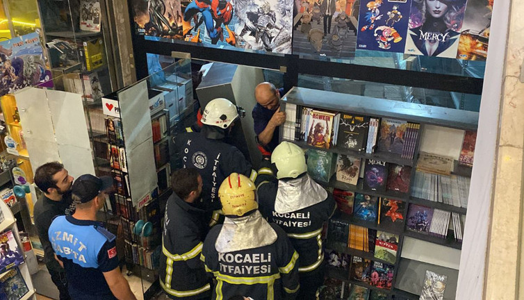 Devrilen rafların arasında mahsur kaldı! Yardımına itfaiye yetişti…