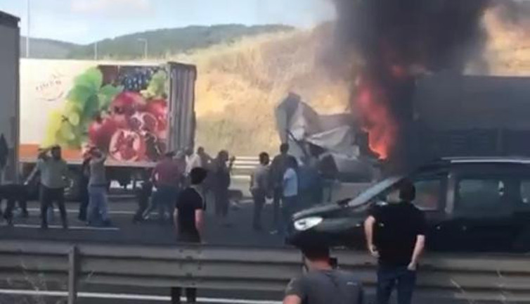 Öndeki tıra tüm hızıyla çarptı. Tır yandı. Şoför hayatını kaybetti