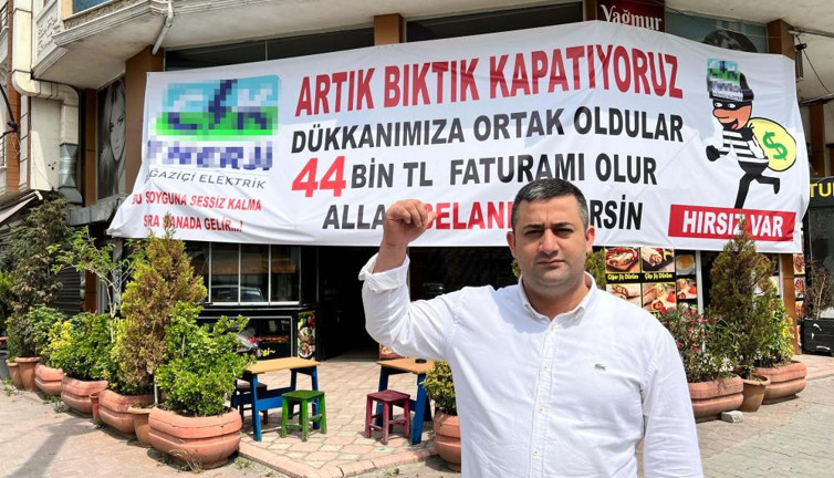 60 metrekare dükkana 44 bin TL’lik elektrik faturası isyan ettirdi. Dükkanın boyu kadar pankart astı. Gören dönüp bir daha baktı