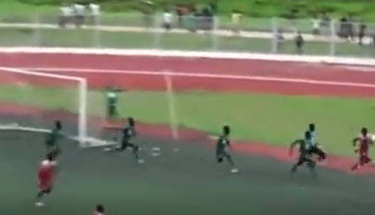 Rakip takımın kale arkasına kurduğu büyüyü alıp kaçtı, saha bir anda karıştı