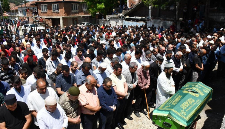 Belediye işçisini yük treni öldürdü
