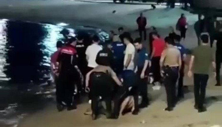 Gece yüzmesinde ölümle pençeleşiyor