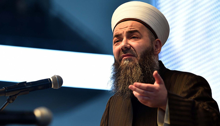 Cübbeli laikliğe sığındı. Hayırdır inşallah