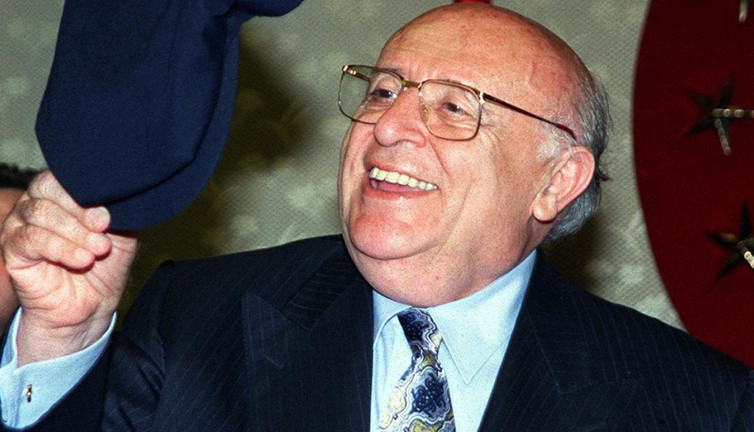 Binaenaleyh mekanın cennet olsun. Isparta'nın köyünden çıktı, Türkiye Cumhuriyeti'nin Cumhurbaşkanı oldu. Her şeyi Atatürk'e borçlu olduğunu biliyordu