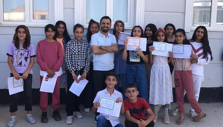 Gülseven Ailesi'nin gurur dolu günü: Ebru Yaşar Gülseven Ortaokulu'nda ilk karne sevinci