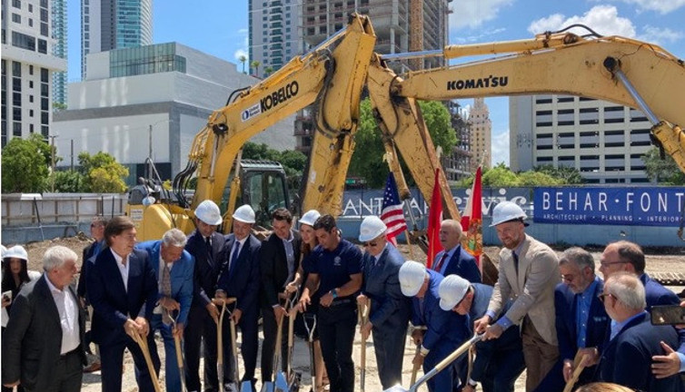 Binali Yıldırım Miami’de lüks apartmanın temelini attı