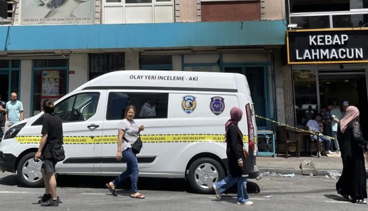 Esenler'deki zincir marketin deposunda can alan yangın