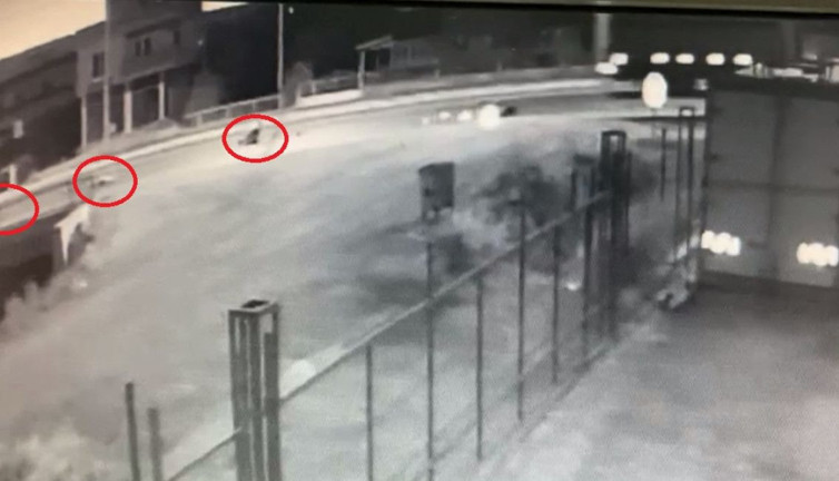 Bir aile böyle yok oldu. 3 kişinin bindiği motosiklete kamyon son sürat çarptı. O anlar saniye saniye kaydedildi