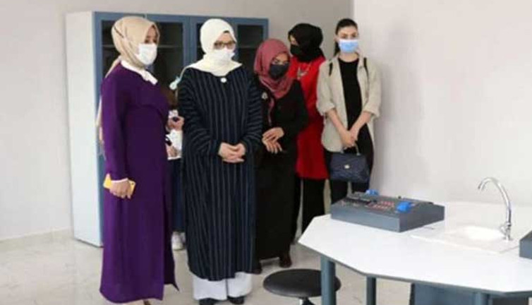 Diyanet İşleri Başkanı Ali Erbaş'ın eşi çantasını polise taşıttı. Yine aynı skandal