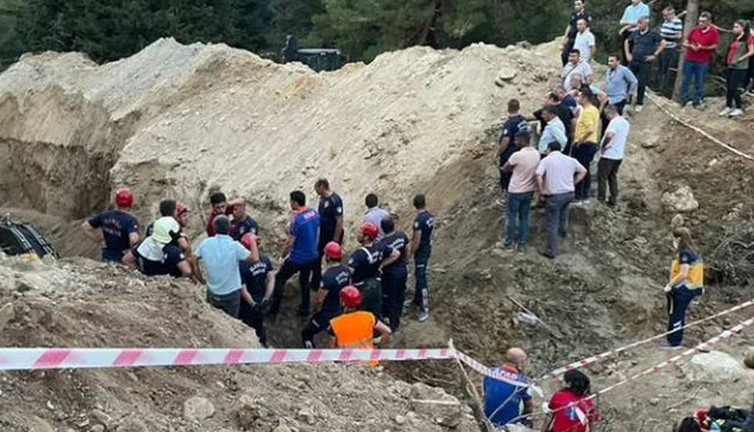 Manisa'da su hattı kazı çalışmasındaki göçükte 1 işçi hayatını kaybetti