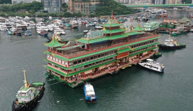 Hong Kong’un simgelerinden yüzen restoran battı
