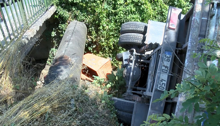 Dereye uçan kamyondan burnu kanamadan çıktı