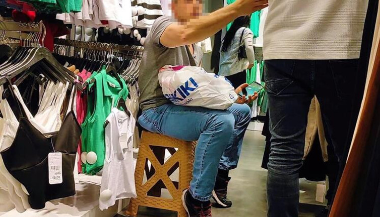 Giyinme kabini önünde eşimi gözetliyor kavgası. Ortalık savaş alanına döndü