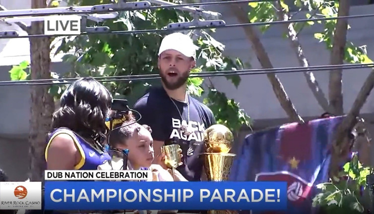 San Francisco'daki NBA kutlamalarınd açılan Trabzonspor bayrağı görenleri şoke etti